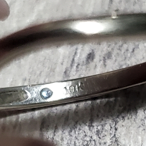 Floral Style Ring - Picture 3 of 4